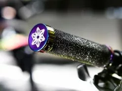 SUPACAZ Diamond Kush Grips Black Oil Slick DH Star Ringz 6 SUPACAZ Diamond Kush Grips Black Oil Slick DH Star Ringz -Promos Vtt Boutique supacaz diamond kush grips black oil slick dh star ringz 1